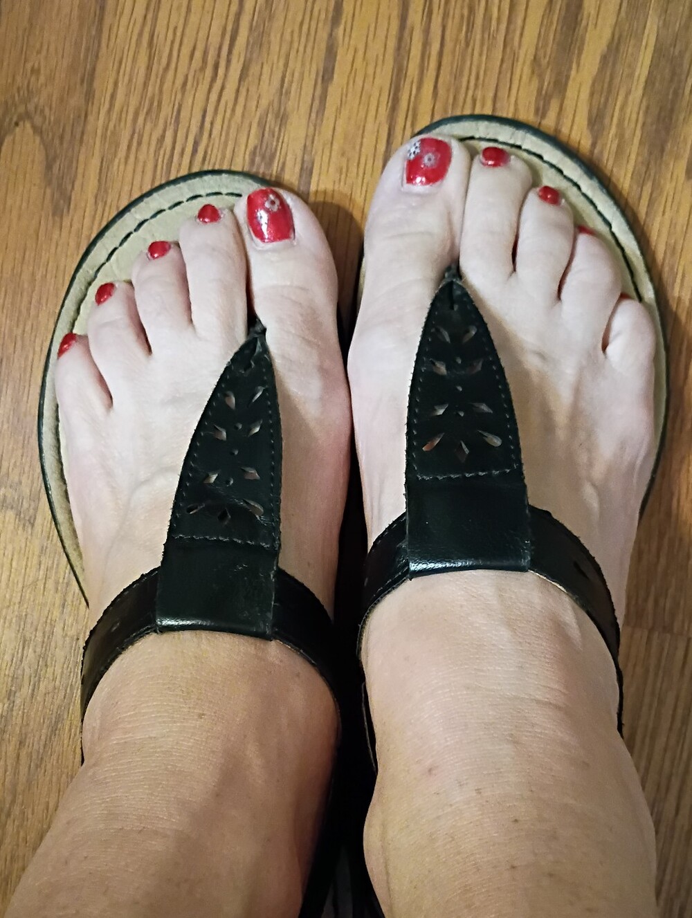 boc Black Leather Thong Sandals with Cutout Detail